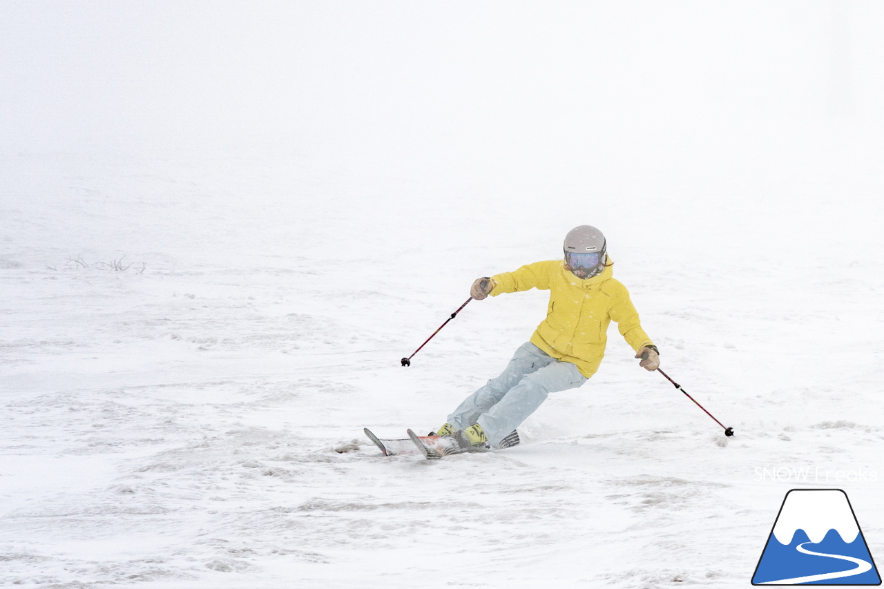 5月になっても雪たっぷり。山頂から山麓まで滑走可能なニセコアンヌプリ国際スキー場のゲレンデを、秋山穂香さんとひと滑り(^^)/